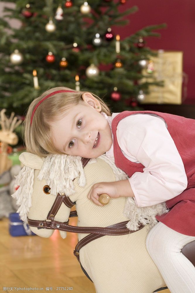 微笑礼物骑着木马的小女孩图片
