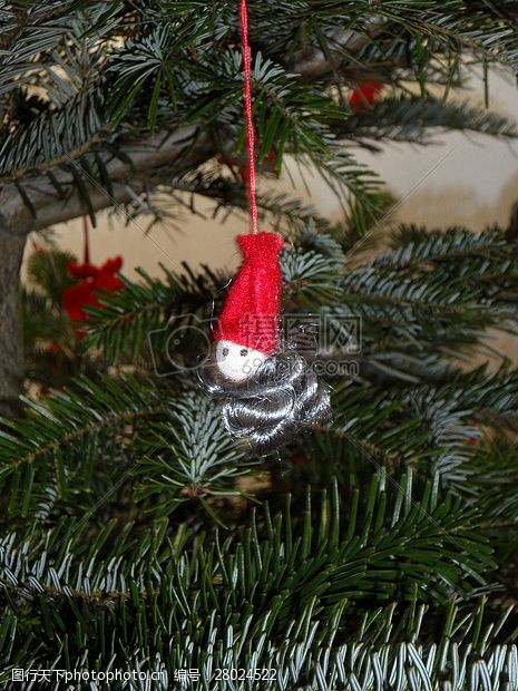 小矮人圣诞树上的娃娃