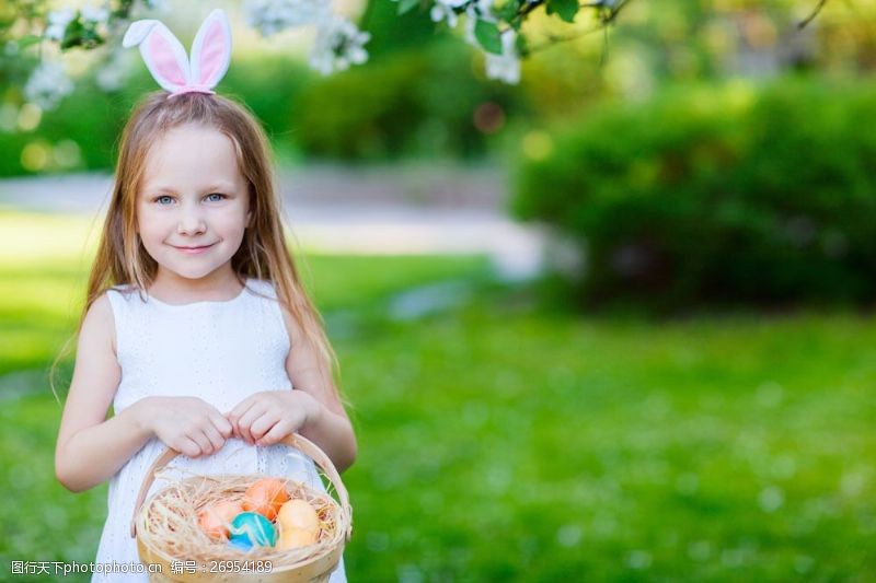 提着篮子的兔子提着复活节彩蛋的小女孩图片