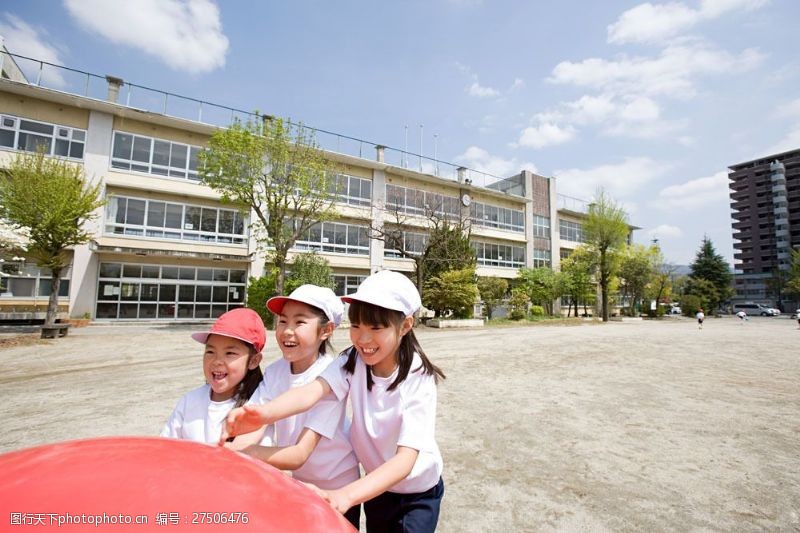 红色教学楼玩球的三个女孩图片