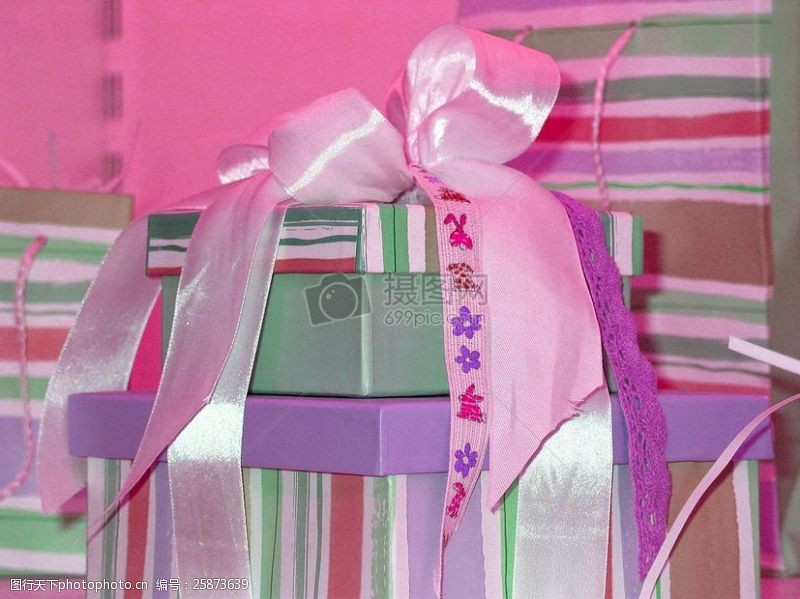 彩色的礼盒粉色的礼物包装纸