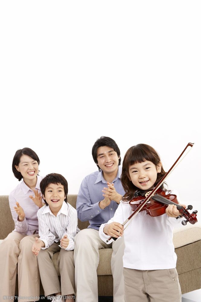 家庭成员拉小提琴可爱女孩图片