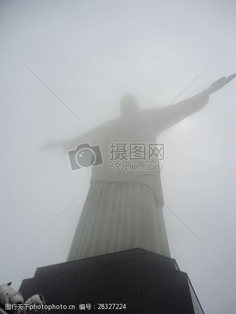里约热内卢雾霾下的雕塑
