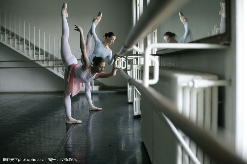 训练芭蕾舞的女性演员图片