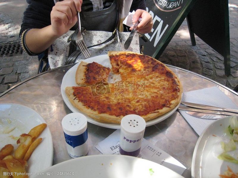 菜刀桌子上切开的披萨