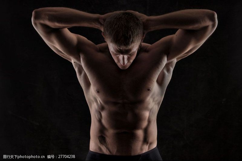 腹肌展示抱头展示肌肉的男人图片