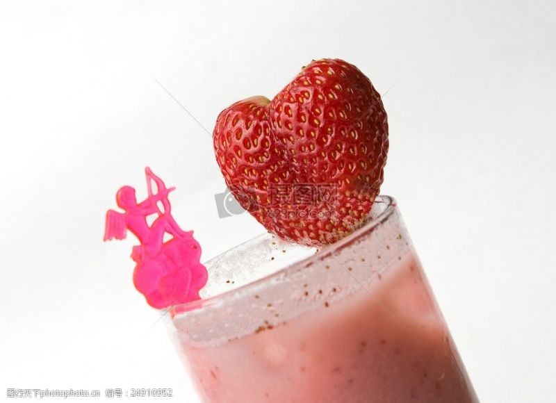 草莓汁液杯子里的草莓果汁
