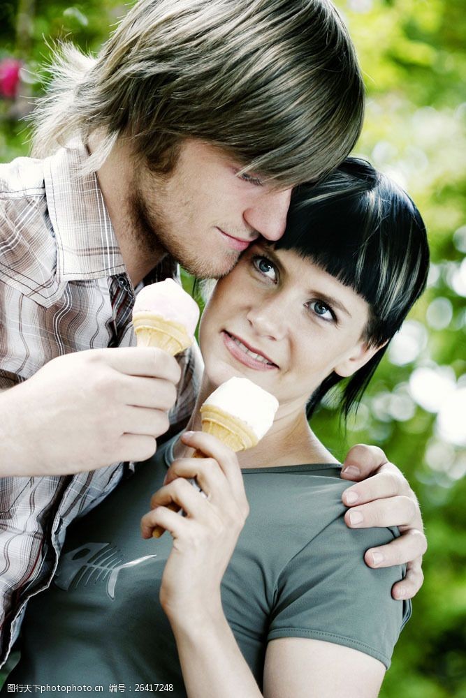 时尚冰淇淋吃冰淇淋的情侣图片
