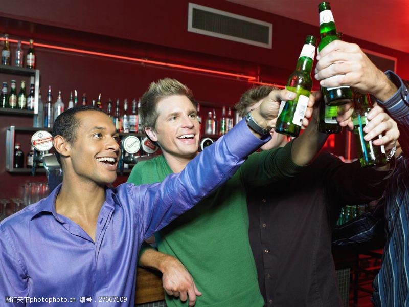 外国帅哥喝酒聚会的男生图片