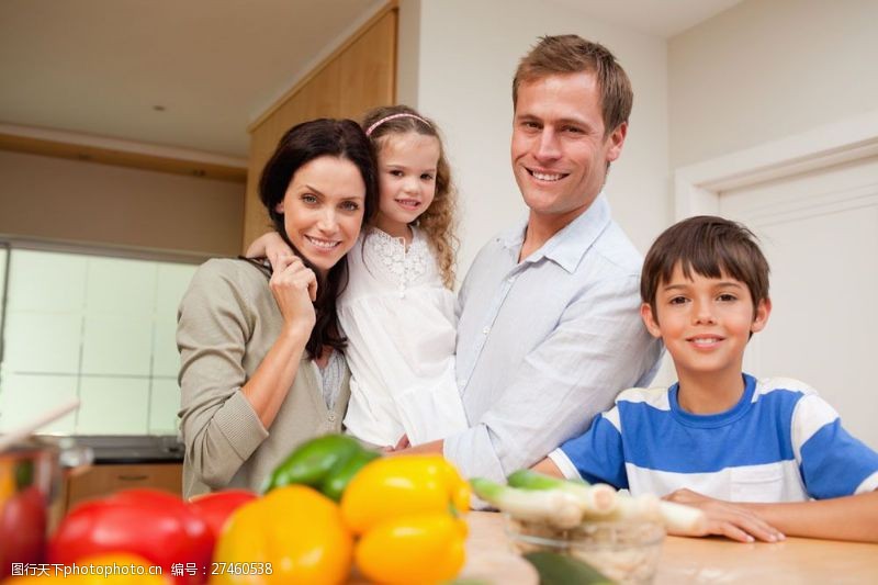 小夫妻幸福家庭与蔬菜图片