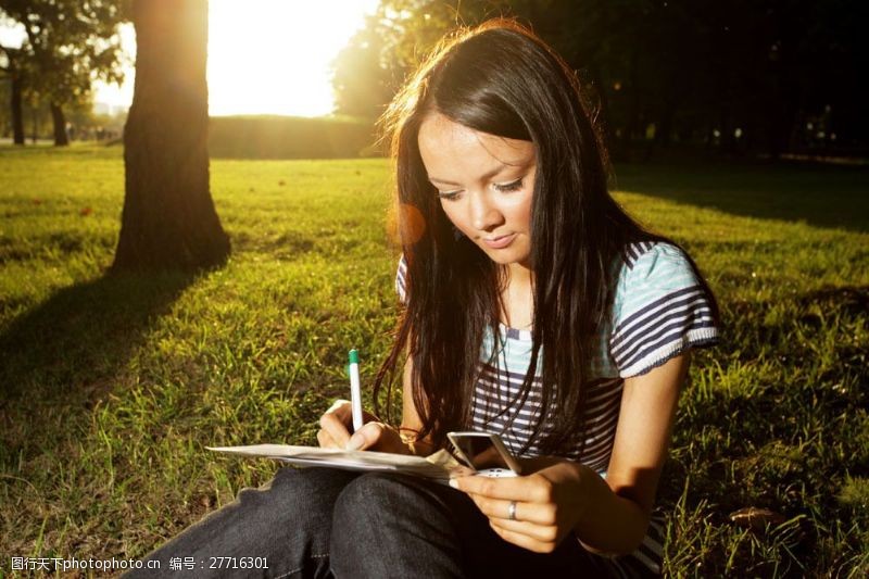 开学图片坐在草地上的写字女孩图片