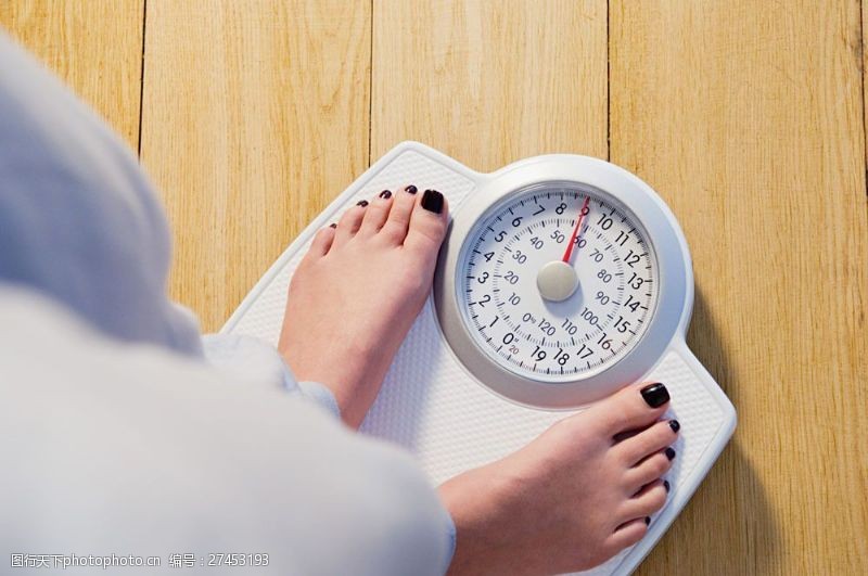 健身的美女称重的女人减肥素材图片