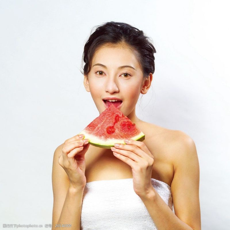 瘦身模特吃西瓜的美女图片