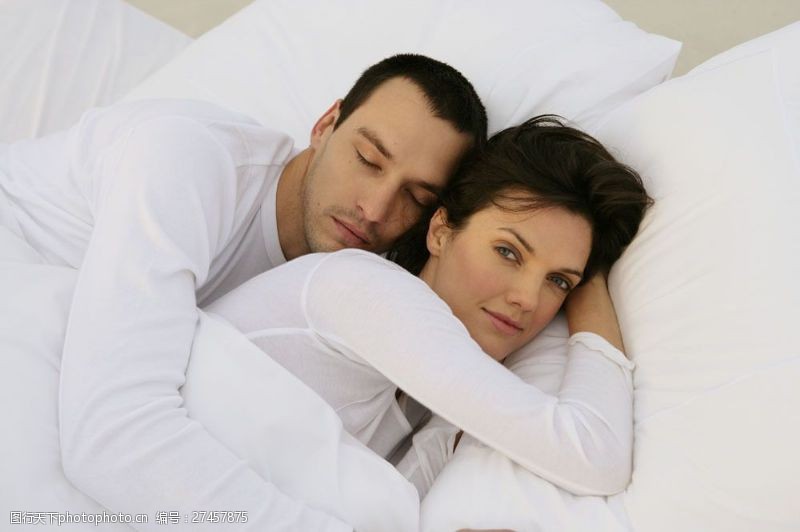 暧昧床上亲密的夫妻图片