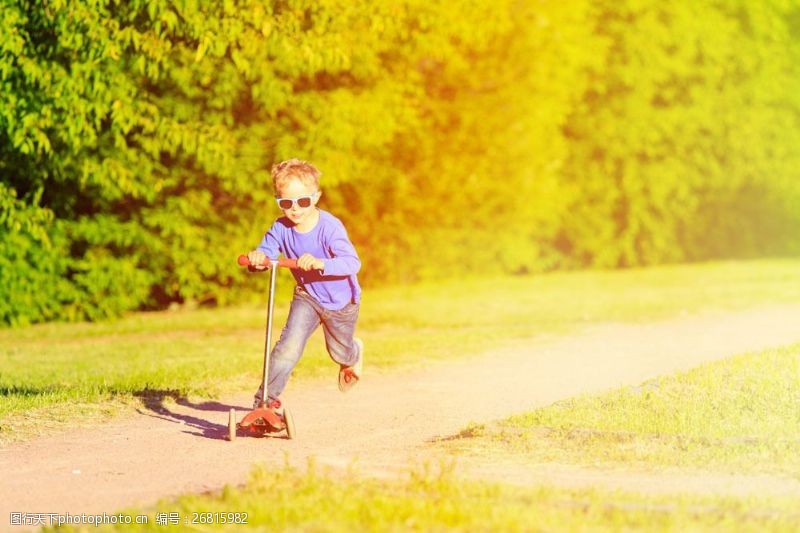 幼儿园素材下载公园玩滑板车的小男孩图片
