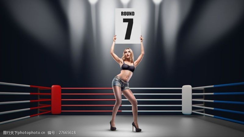 拳击美女举着七号牌的美女和拳击台图片