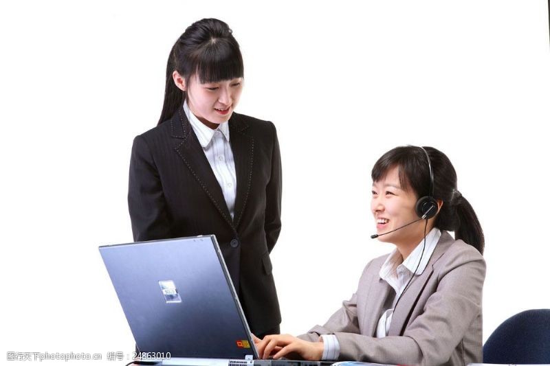 笔记本电脑两位在电脑前聊天的女性图片