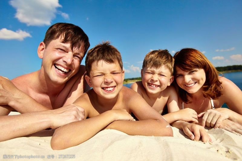 海滩上的美女趴在沙滩上的一家人图片
