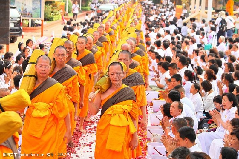 人群中散步的僧侣
