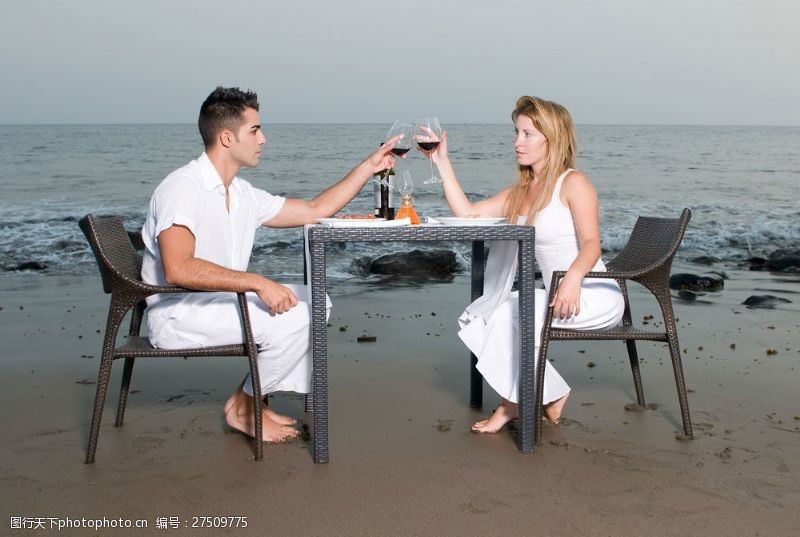海滩上的美女沙滩上喝酒的情侣图片
