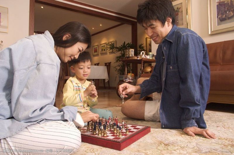 下棋人下象棋的三口之家图片