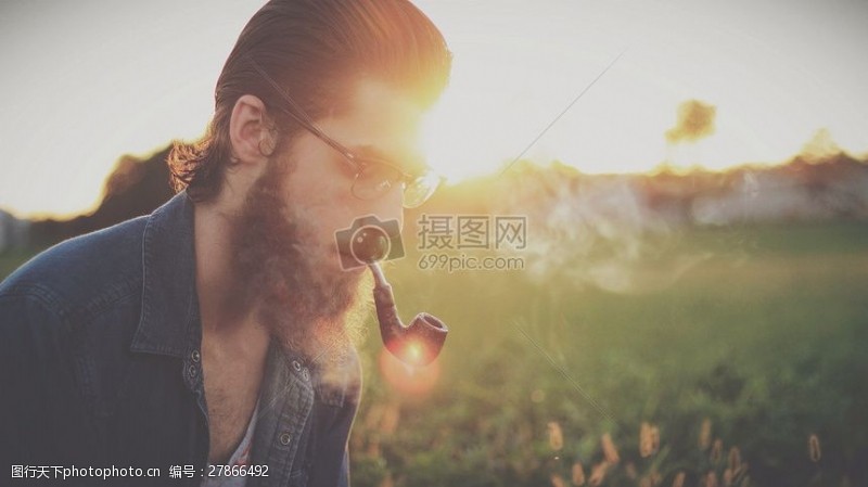 烟斗的男人正在吸烟的男人