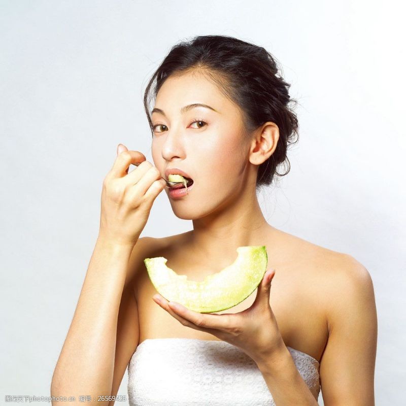 瘦身模特吃哈密瓜的美女图片