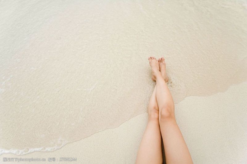 身体器官海边沙滩上美女腿部特写图片