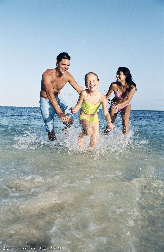 海水中玩耍的一家人图片