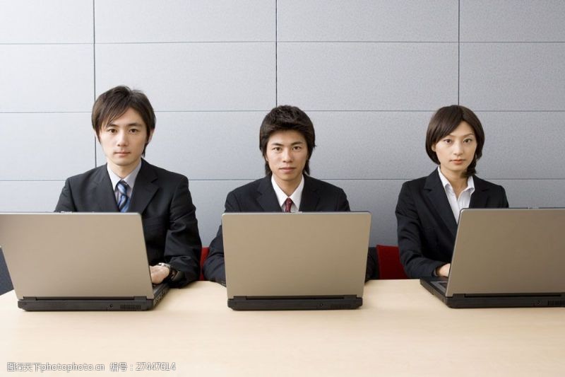 成功男士正在电脑办公的商务男女图片