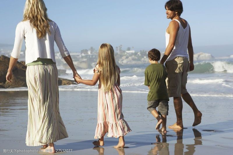 正在海边散步的一家人图片
