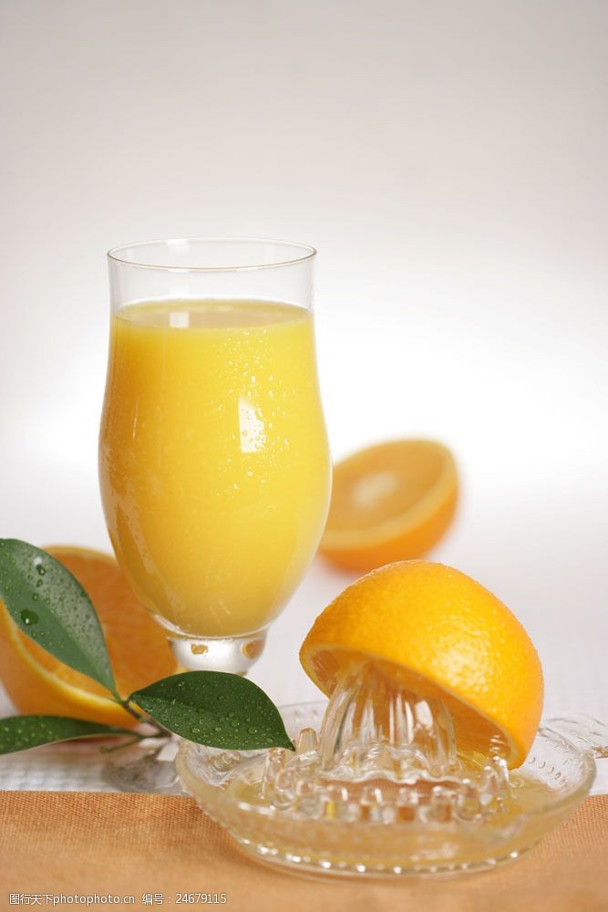 清新果盘一杯果汁和新鲜橙子图片