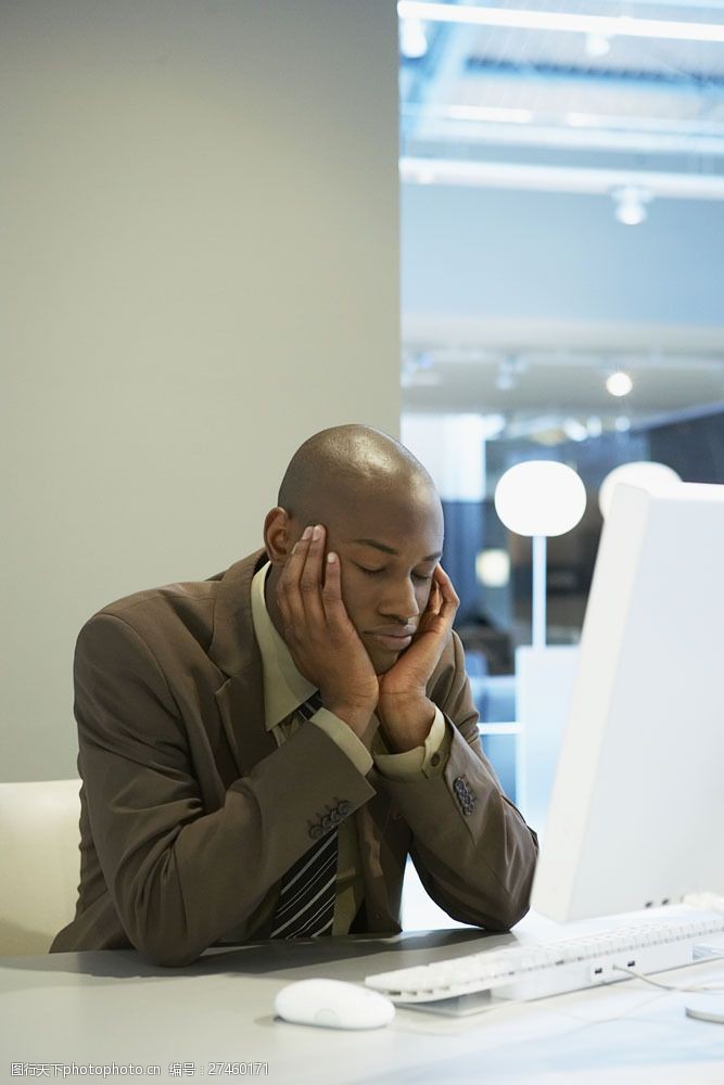 成功男士正在思考问题的外国黑人商务男性图片