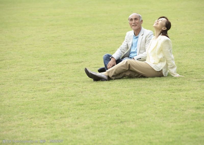 家庭成员坐在草坪上的夫妇图片图片