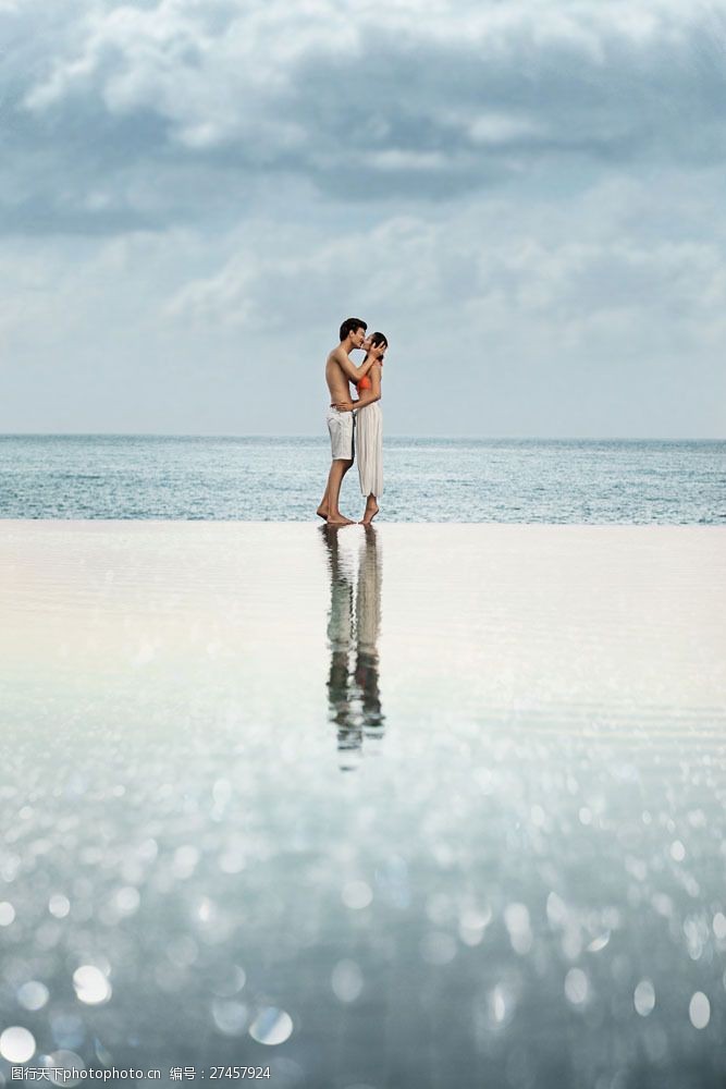 夫妻海边亲吻的恋人图片