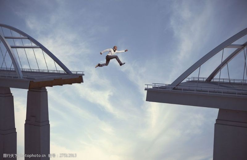 跃动的活力天桥飞越的商务男人图片
