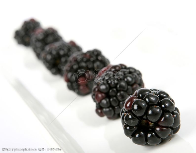 突破夏季水果色拉配料黑莓在一条线