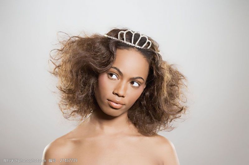 冷酷时尚爆炸式发型的黑人美女图片