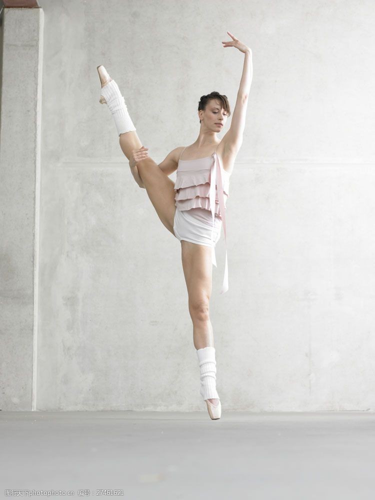 表演芭蕾舞蹈的女性演员图片