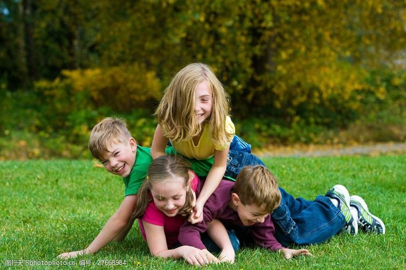 草地上玩耍的孩子图片