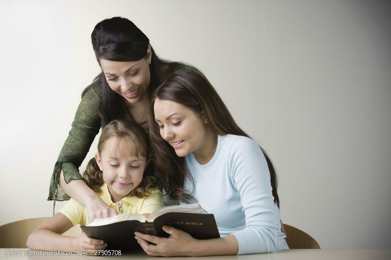 辅导孩子看书的女教师图片