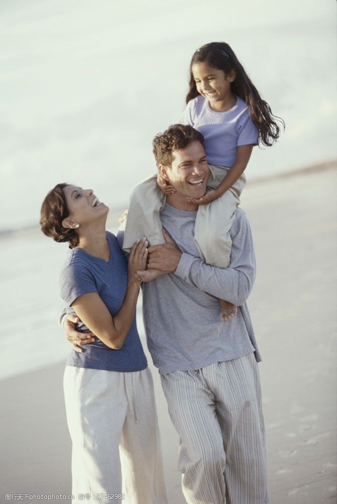 小夫妻海滩散步的幸福家庭图片