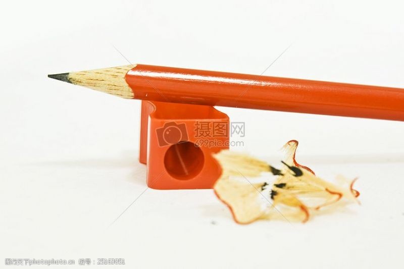 清晰颜色木制铅笔和一支铅笔更清晰