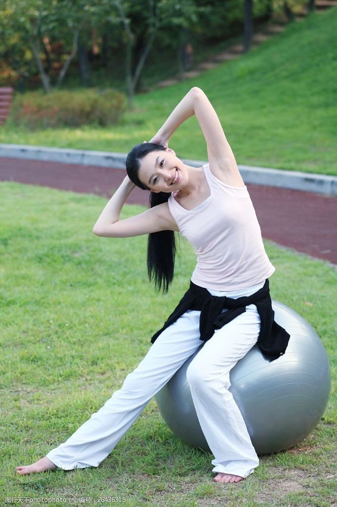 减肥的美女坐在健身球上的运动美女图片图片