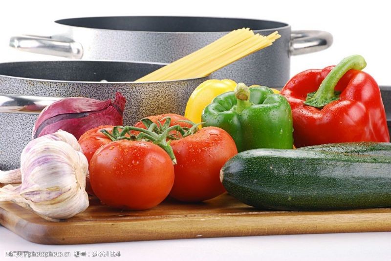 切片厨房里的锅具和蔬菜图片