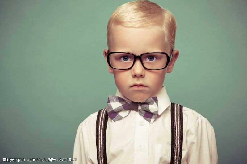 课外戴眼镜的小男生图片