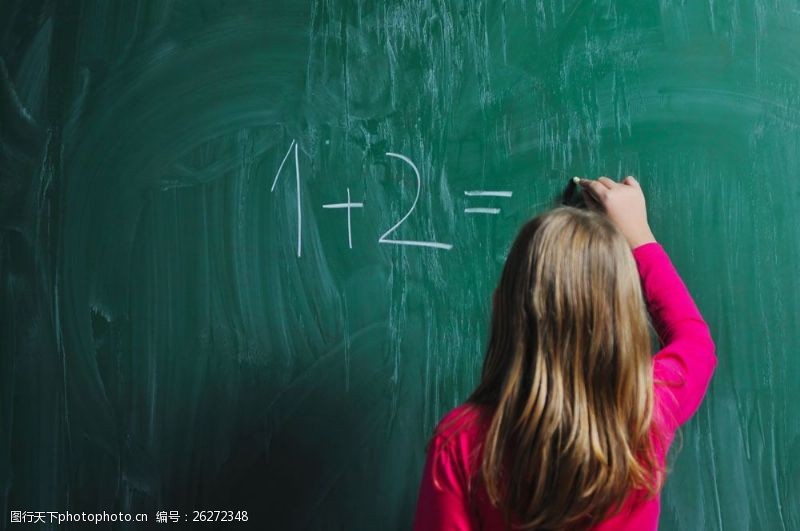 女学生黑板上算数学题的小女孩图片