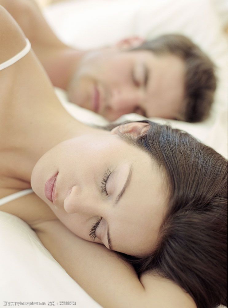 女性健康生活睡觉的夫妻图片