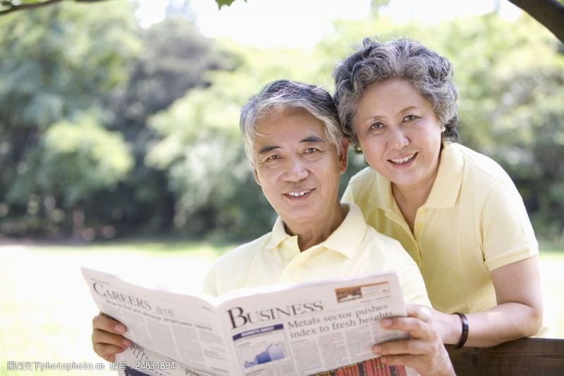 晚年生活一起看报纸的老年人图片
