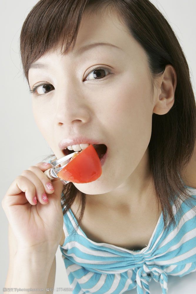 健康生活正在吃番茄的少女图片